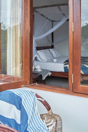 6 bedrooms, iron/ironing board, WiFi, bed sheets