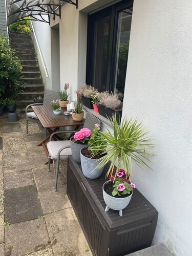 Schöne,frisch renovierte Ferienwohnung mit Terrasse, 2 Min. bis zur Autobahn