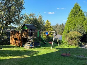 Children's area - Beautiful, newly renovated apartment with terrace, 2 min. to the highway (Wermelskirchen)