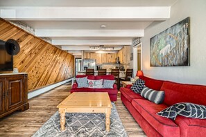 Smart TV, fireplace - 20% Off July! Walk to Lake, Dining, Amphitheater. Pool (Summer), Hot Tub, Sauna, Quiet End Unit! (Dillon)