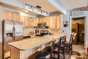 Fridge, microwave, stovetop, dishwasher - 20% Off July! Walk to Lake, Dining, Amphitheater. Pool (Summer), Hot Tub, Sauna, Quiet End Unit! (Dillon)