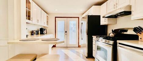 Køleskab, mikrobølgeovn, ovn, kogeplade