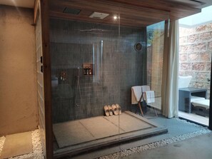 Basic Double Room, Balcony | Bathroom
