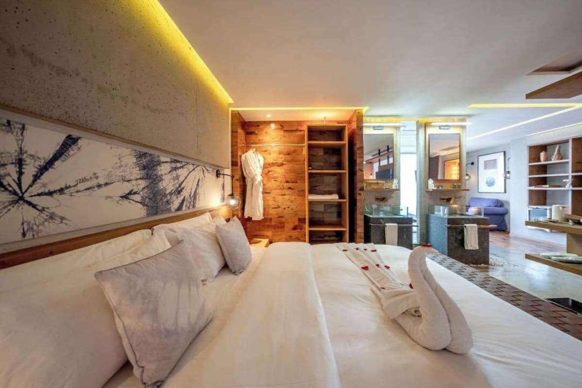 Luxury Double Room, Balcony, Sea View | 1 bedroom, desk, laptop workspace, blackout drapes