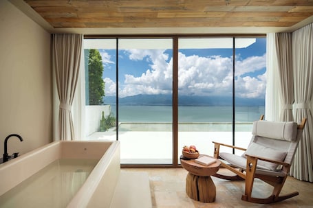 Quarto casal superluxo, vista para o mar | Escrivaninha, espaço de trabalho para notebook, cortinas blackout. Manjing Banshan Haijing Huayuan Jiudian