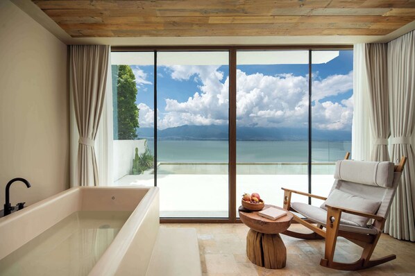 Luxury Double Room, Sea View | Desk, laptop workspace, blackout drapes, soundproofing - Manjing Banshan Haijing Huayuan Jiudian (Dali)