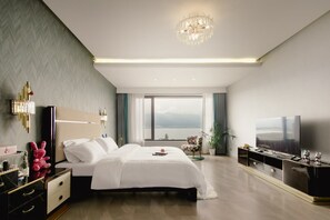 Villa – superior, byutsikt | Skrivebord, skrivebord for bærbar PC, blendingsgardiner og lydisolert