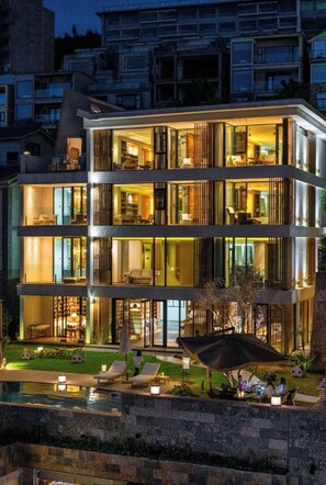 Front of property - Manjing Banshan Haijing Huayuan Jiudian (Dali)