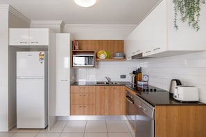 Frigorifero, microonde, forno, piano cottura