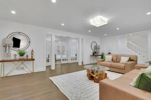 House | 7 bedrooms - Luxury 7BR Buckhead Oasis w Pool Gameroom Firepit (Atlanta)