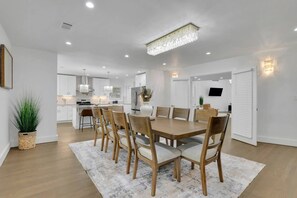 House | 7 bedrooms - Luxury 7BR Buckhead Oasis w Pool Gameroom Firepit (Atlanta)