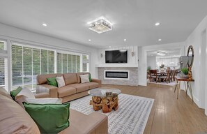 House | 7 bedrooms - Luxury 7BR Buckhead Oasis w Pool Gameroom Firepit (Atlanta)