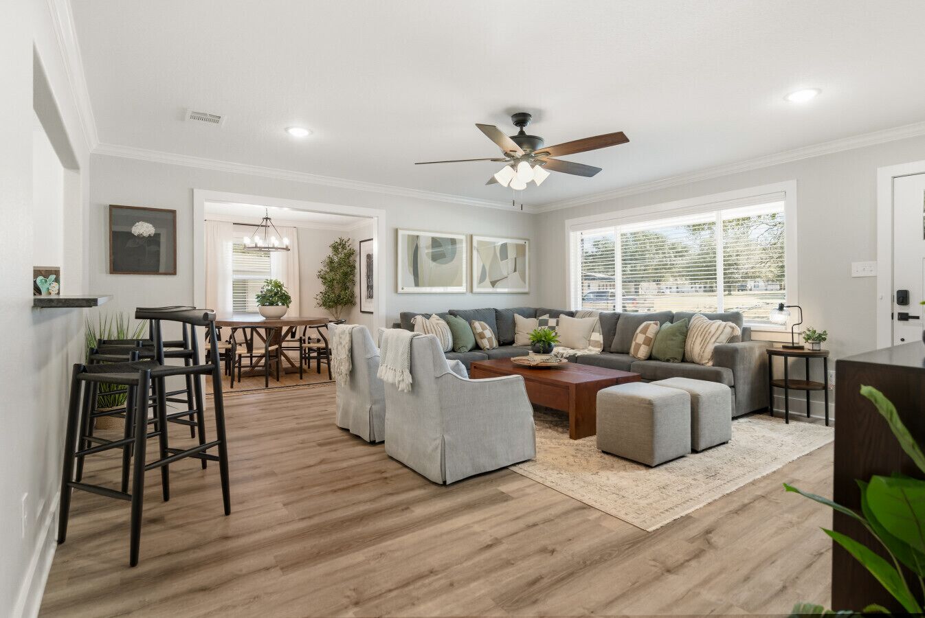 Smart TV, chimenea y oficina 