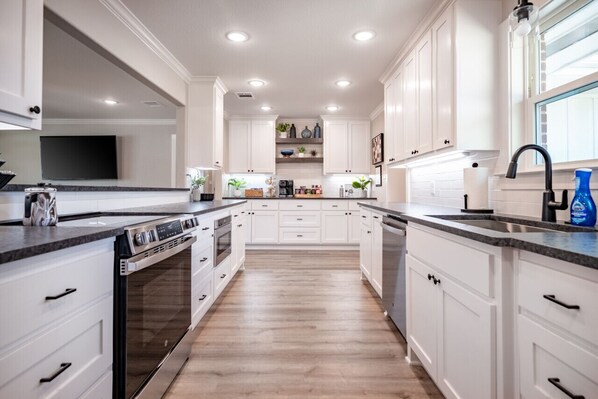 Réfrigérateur, four à micro-ondes, un four, surface de cuisson