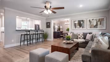 Smart TV, chimenea y oficina