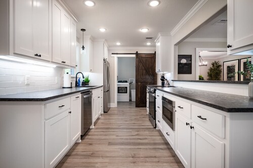 Helena Haven: 4BR/3BA, Near Top Golf & Kyle Field