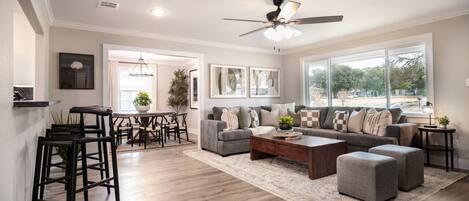 Smart TV, chimenea y oficina