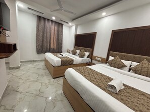 Premium bedding, down comforters, minibar, laptop workspace - Hotel CG International  (New Delhi)