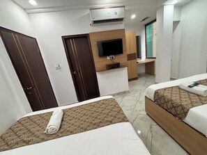 Premium bedding, down duvets, minibar, laptop workspace - Hotel CG International (New Delhi)