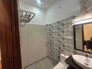 Deluxe Double Room | Bathroom