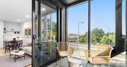 Modern 1-Bedroom Apartment in Delightful Footscray with Wi-Fi and Study Nook