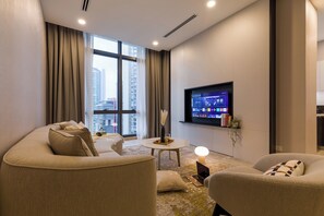 50-inch Smart TV with cable channels, Netflix, streaming services - The Manor Residence KLCC by Five Senses (Kuala Lumpur)