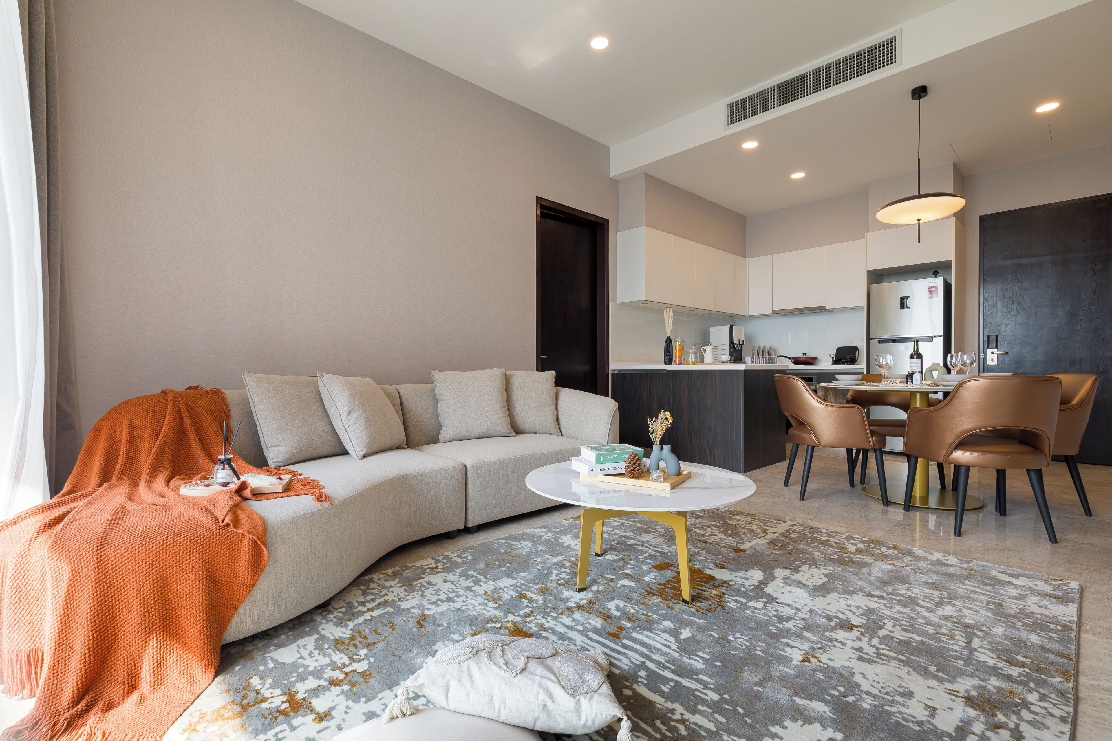 Un salon moderne avec un canapé, une table basse et un coin repas.