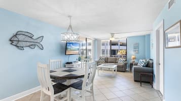 Kondominium Khas, 2 kamar tidur, balkon, pemandangan kolam renang | Makan di kamar