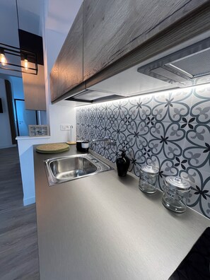 Kühlschrank, Mikrowelle, Herdplatte, Wasserkocher mit Kaffee-/Teezubehör