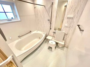 Family Villa | Bathroom | Free toiletries, hair dryer, bidet, towels - Villa Sapporo Seiga (Sapporo)