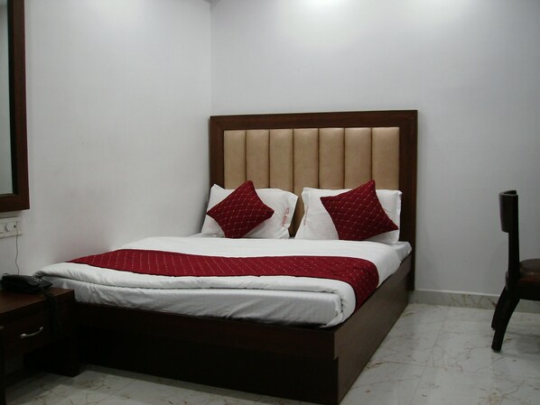 Standard Double Room | Desk, laptop workspace, free WiFi