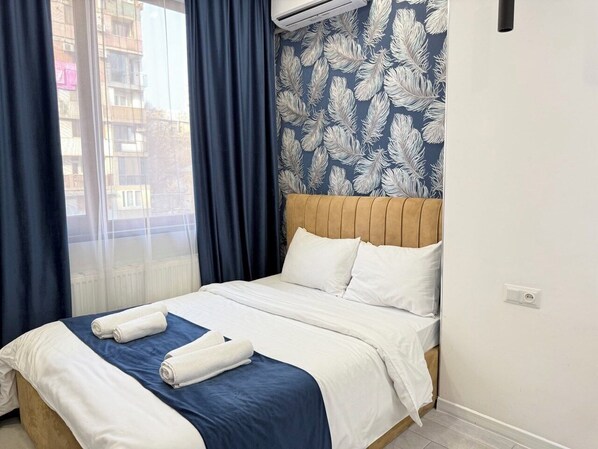 1 bedroom, iron/ironing board, WiFi, bed sheets - Stylish apt city center, BW (Yerevan)