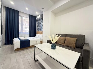 1 bedroom, iron/ironing board, WiFi, bed sheets - Stylish apt city center, BW (Yerevan)