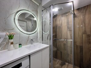 Hair dryer, towels, soap, toilet paper - Stylish apt city center, BW (Yerevan)