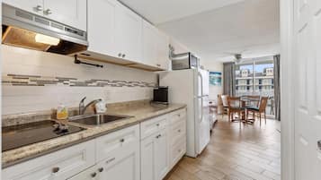 Réfrigérateur, cafetiÚre/bouilloire, blender