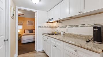 Réfrigérateur, cafetiÚre/bouilloire, blender