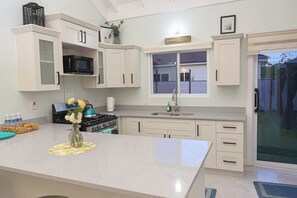 Microwave, oven, stovetop, cookware/dishes/utensils - 3-bedroom villa in tranquil Saint Ann's Bay with WiFi, AC and beach access (Saint Ann's Bay)