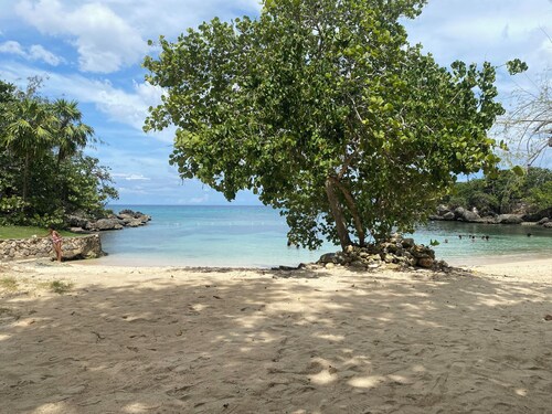 3-bedroom villa in tranquil Saint Ann's Bay with WiFi, AC and beach access 