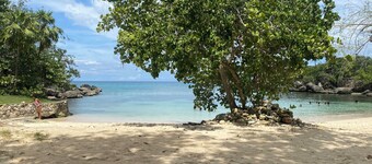 3-bedroom villa in tranquil Saint Ann's Bay with WiFi, AC and beach access 