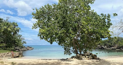 3-bedroom villa in tranquil Saint Ann's Bay with WiFi, AC and beach access