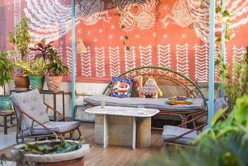 Tranquil Studio with Spacious Terrace Garden, Gazebo, close to the heritage City