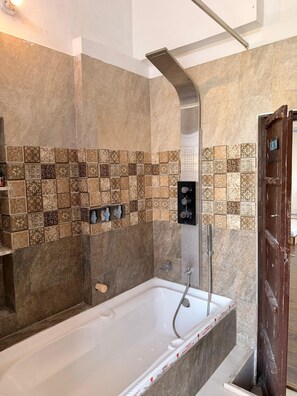 Dusche, umweltfreundliche Kosmetikartikel, Haartrockner, Handtücher