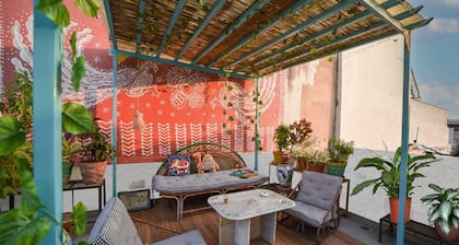 Tranquil Studio with Spacious Terrace Garden, Gazebo, close to the heritage City