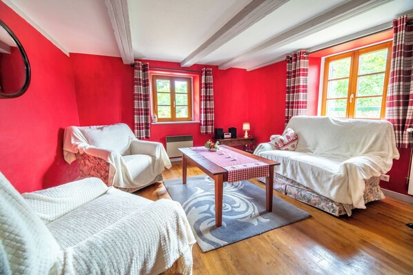 TV, fireplace, books, stereo