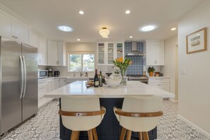 雪櫃、微波爐、焗爐、爐具