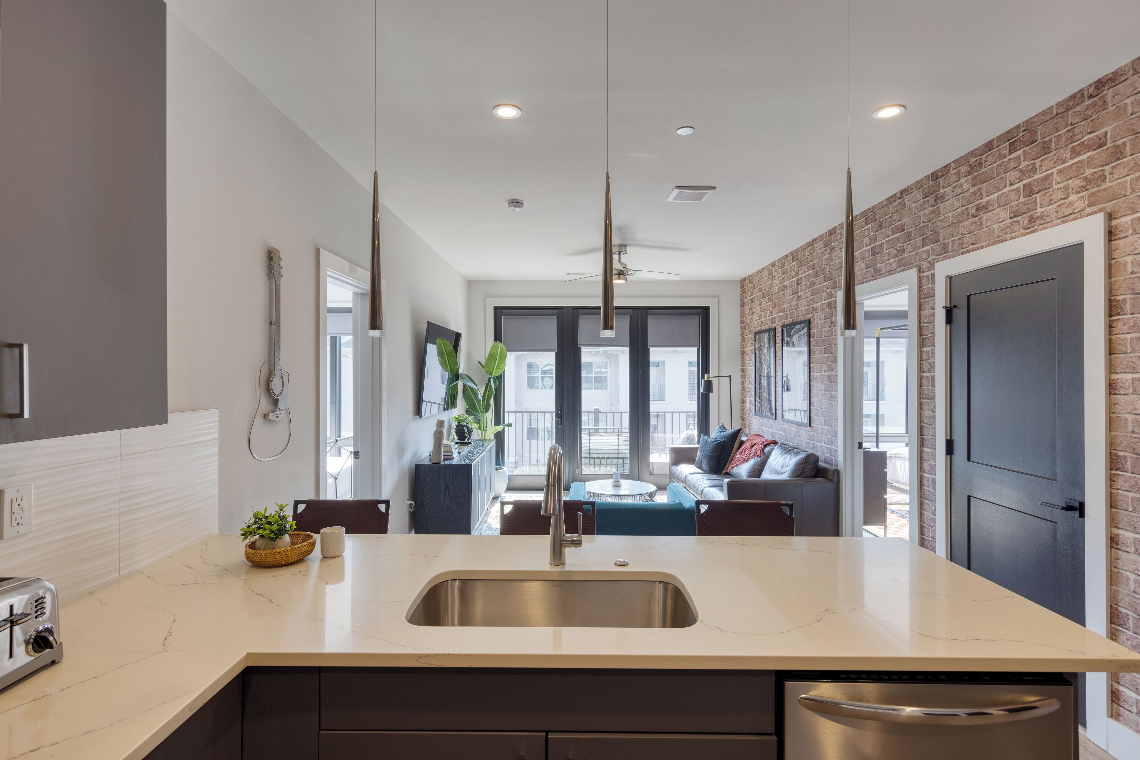 Bright 2br + Pool + Gym | Steps To Centennial Park | Nash Pad - Vanderbilt University, Nashville
