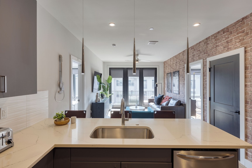 Bright 2br + Pool + Gym | Steps To Centennial Park | Nash Pad - Vanderbilt University, Nashville