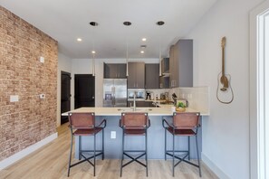 Fridge, microwave, oven, stovetop - Muse at the Odyssey by AvantStay | Heart of Midtown (Nashville)