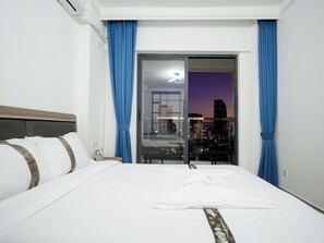 Superior Queen Balcony City View | 低反発ベッド、セーフティボックス (室内)、客室ごとに異なるインテリア、アイロン / アイロン台