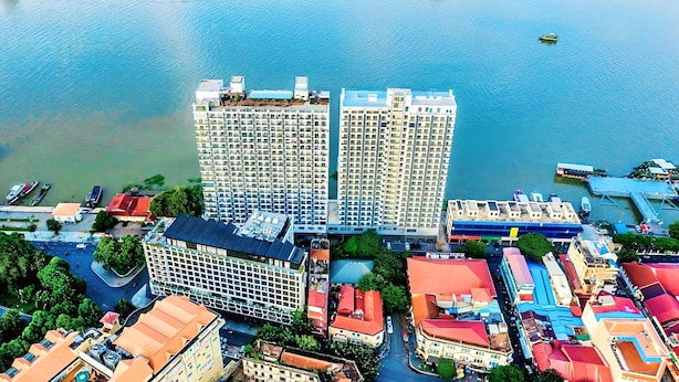 Un hôtel de grande hauteur, avec de nombreux étages, un parking et une vue sur le front de mer.